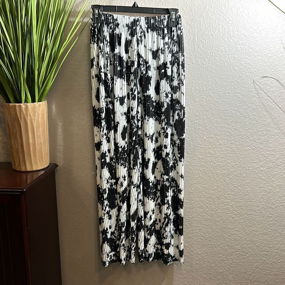 #331* boutique, wide leg, black and white splatter beachy pants size small ￼